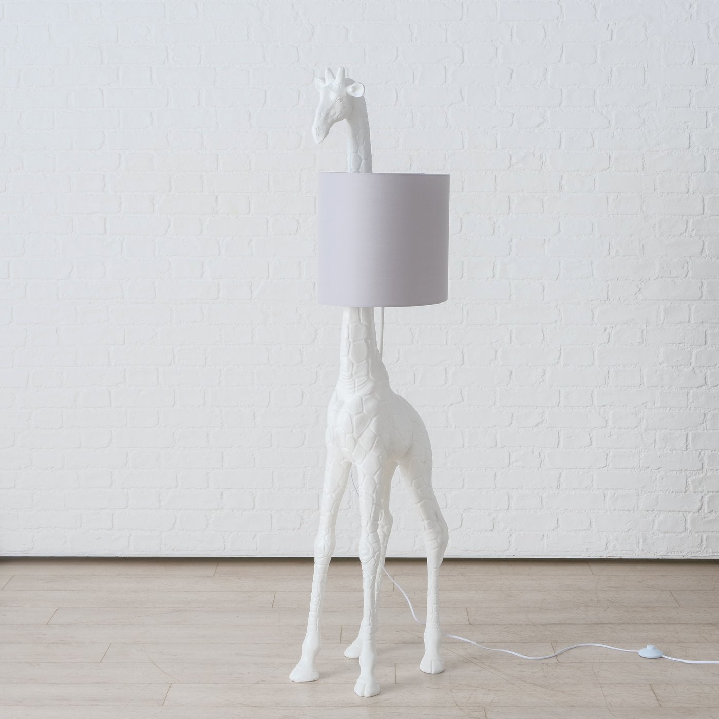 White shop giraffe lamp